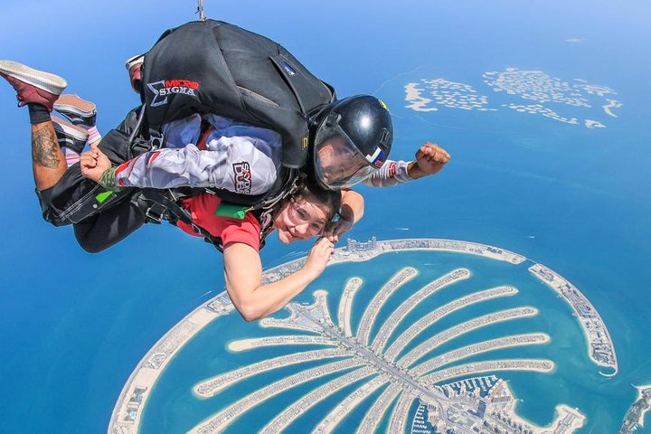 sky diving in dubai