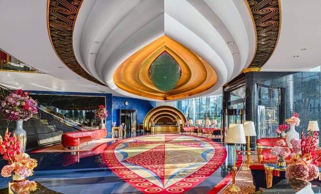 a large hotel lobby with a large round carpet and a large ceiling