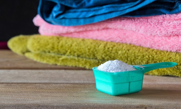 a measuring cup with baking soda in it