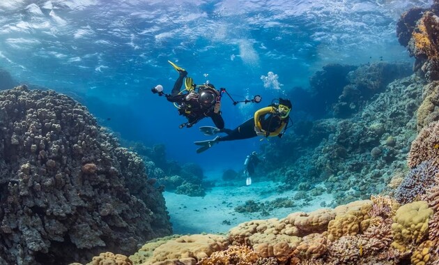 two man doing deep dive in dubai