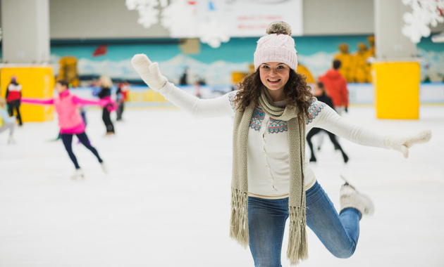 a girl wearing white swaeter and jeans enjoying skiing in dubai