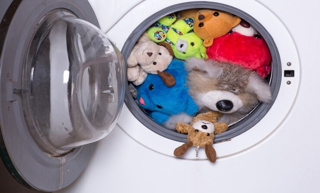 washing stuff toys in a washing machine